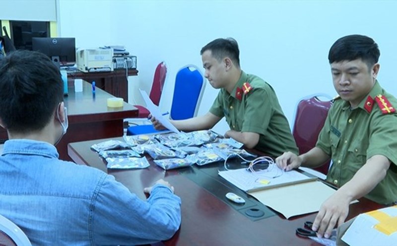Hai Phong Police arrested a case of buying and selling fraudulent exam equipment before the national high school exam in 2022. Photo: Mai Dung.