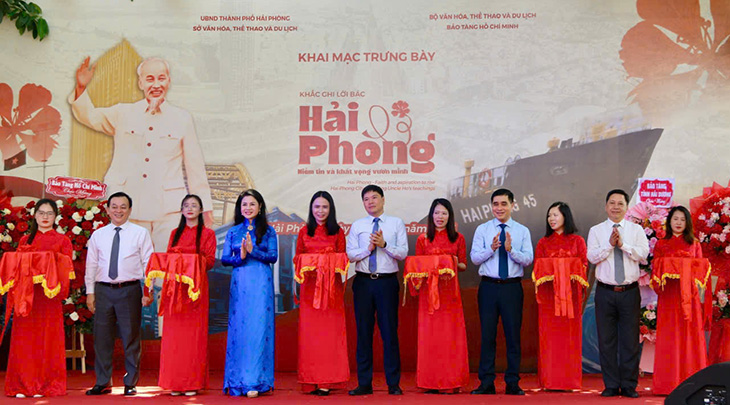 Leaders of Hai Phong City, the Department of Culture, Sports and Tourism and the Ho Chi Minh Museum cut the ribbon to open the exhibition. Photo: Viet Cuong