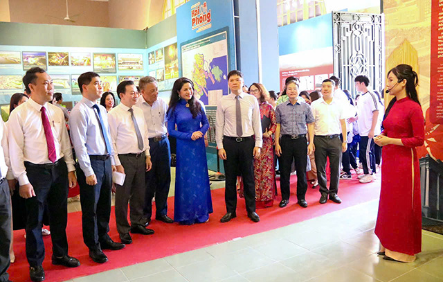Cac dai bieu nghe gioi thieu ve tu lieu trung bay. Anh: Viet Cuong