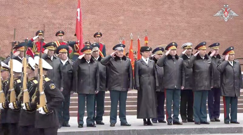 Ex-militares rusos visitan el Tumba del Soldado Desconocido antes del desfile del 9 de mayo. Imagen: cortada de un video del Ministerio de Defensa ruso