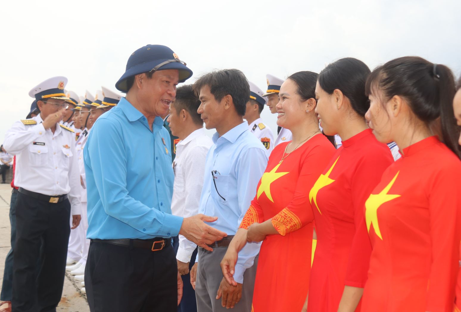 Pho Chu tich Tong LDLD Viet Nam, ong Huynh Thanh Xuan dong vien quan dan dao Song Tu Tay va bay to “cuoc song va nhiem vu noi dau song ngon gio nay luon di kem voi biet bao thu thach khac nghiet. Nhung bang ban linh chinh tri vung vang, tinh than yeu nuoc sau sac, quan va dan Song Tu Tay hoan thanh xuat sac moi nhiem vu duoc giao, giu vung la co do sao vang phat phoi giua bien khoi“.