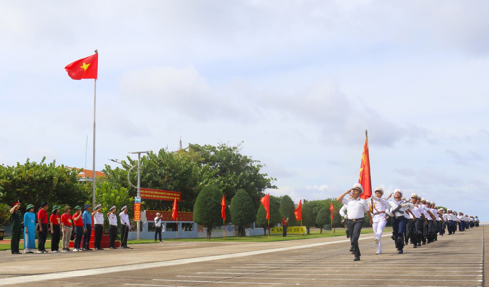 Truong Sa lon sau 50 nam ngay giai phong voi moi can bo, chien si, nhan dan tren dao van tron loi the quyet thang, vung vang la diem tua bao ve chu quyen To quoc.