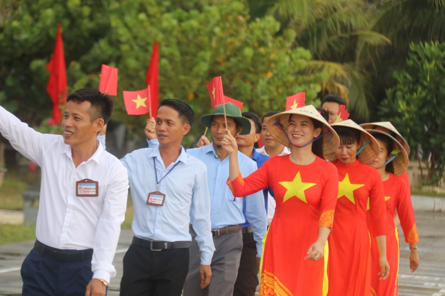 Niem vui, su tran trong va khang dinh quyet tam xay dung, bao ve dao ngay cang khang trang, xanh hon, dep hon cua nguoi dan Song Tu Tay duoc gui gam qua le chao co, duyet doi ngu chao don moi thanh vien doan cong tac.