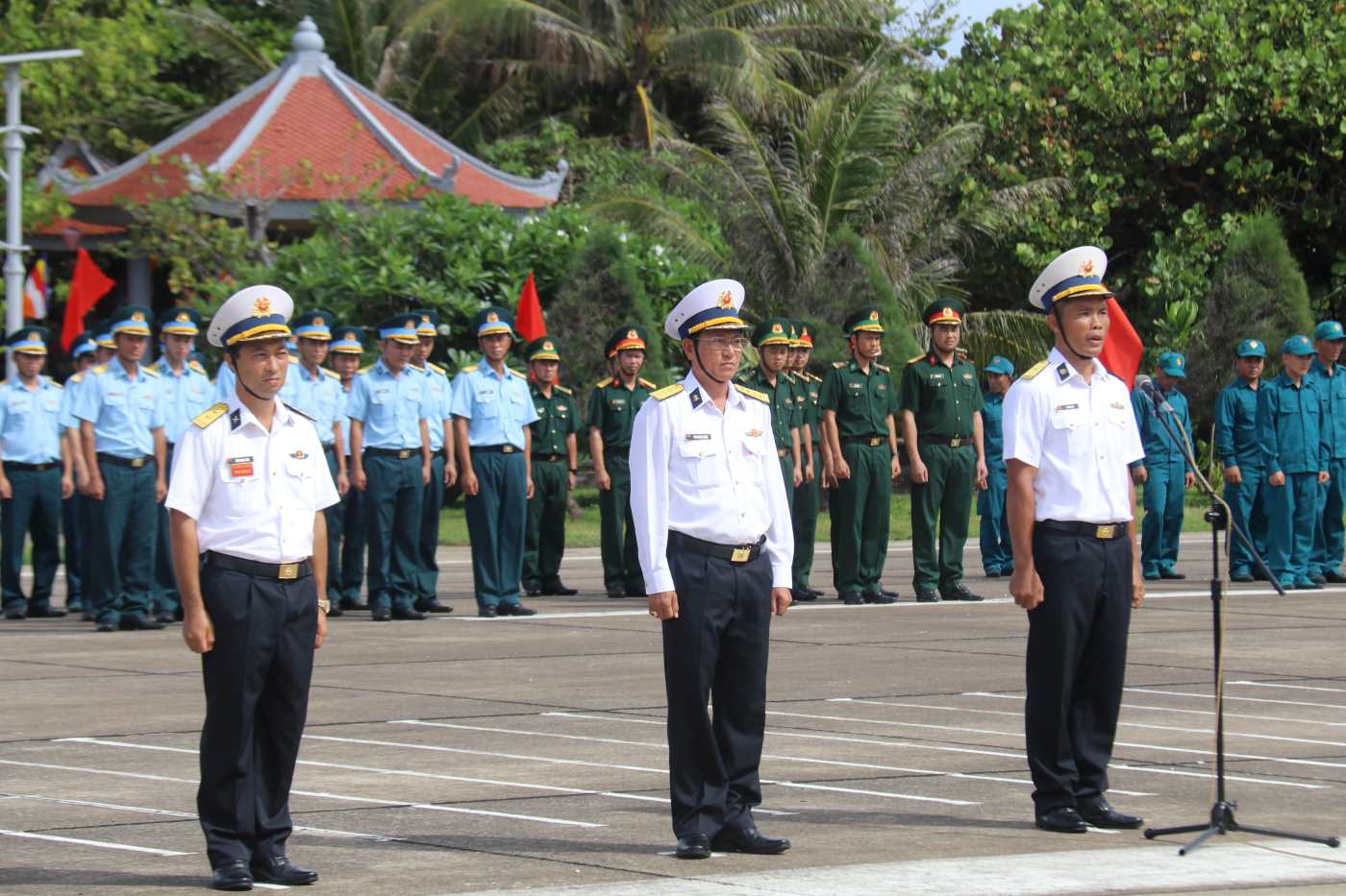Dai ta Bui Quang Thuyen (ao trang dung giua) - Pho Tu lenh Vung 4 Hai quan chu tri le chao co va duyet doi ngu tai Thi tran Truong Sa. 