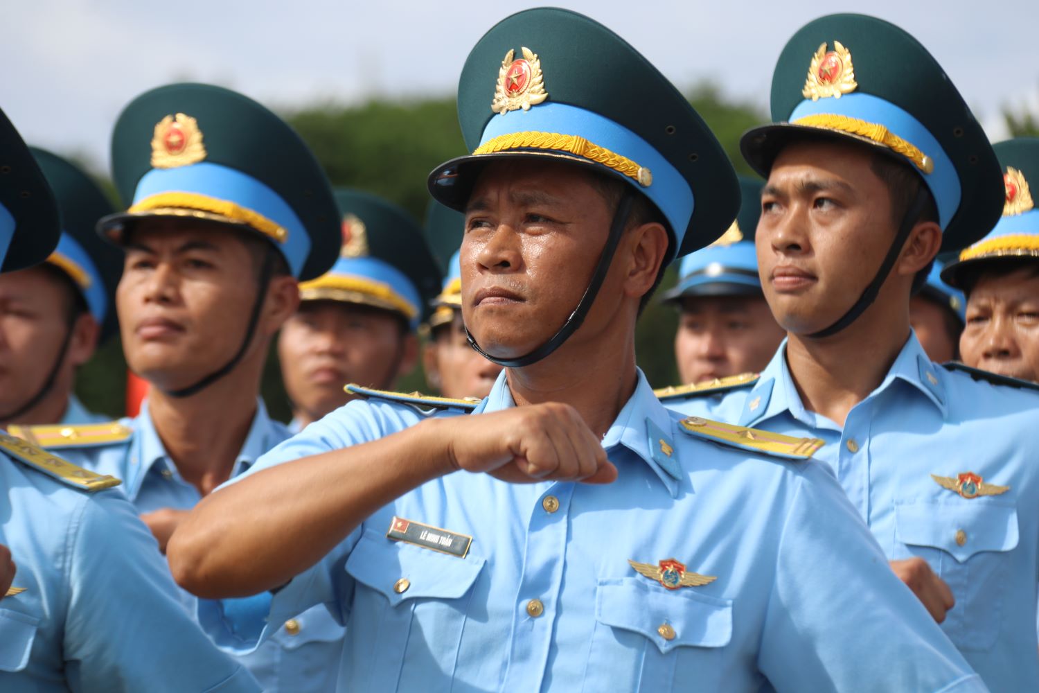 Cac can bo, chien si va nhan dan tai dao Truong Sa lon tham gia duyet doi ngu.