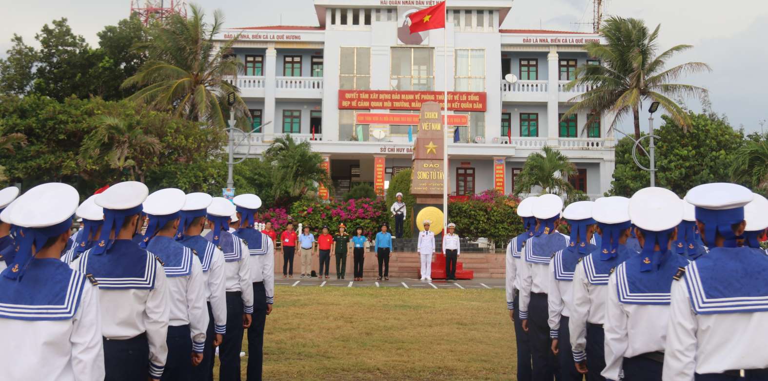 Dao Song Tu Tay la diem den dau tien trong hanh trinh, doan cong tac tham gia chao co, duyet doi ngu voi quan dan tren dao.