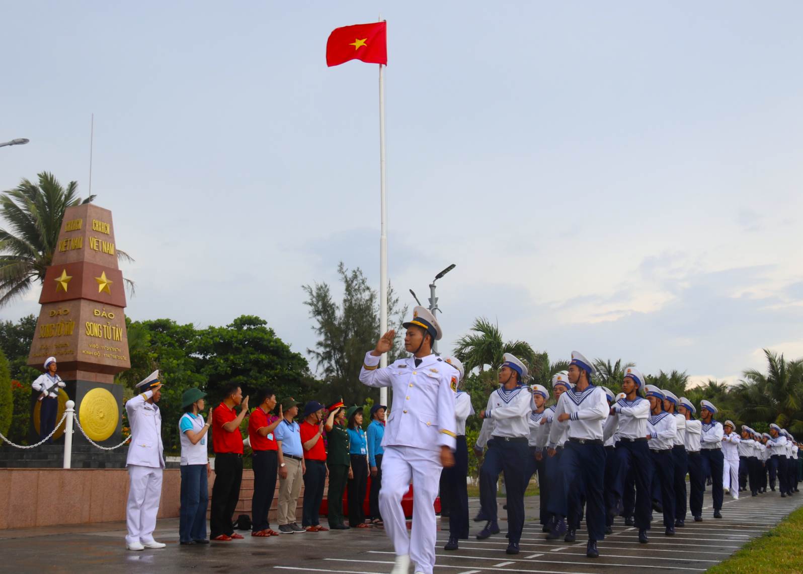 Nhieu thanh vien doan cong tac lan dau duoc tham gia va chung kien le chao co, duyet doi ngu cua nhung nguoi linh, nguoi dan tren dao khong quen duoc hinh anh vua trang trong vua dang trao cam xuc tin tuong, tu hao.