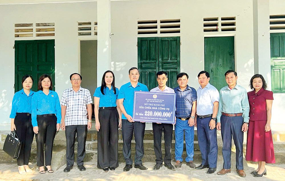 La Union de Trabajadores de la provincia otorgo fondos de la Fundacion Mai am sindical para ayudar a reparar la escuela primaria y la escuela de educacion superior de Cuu, distrito de Thanh Son. Imagen: El diamante