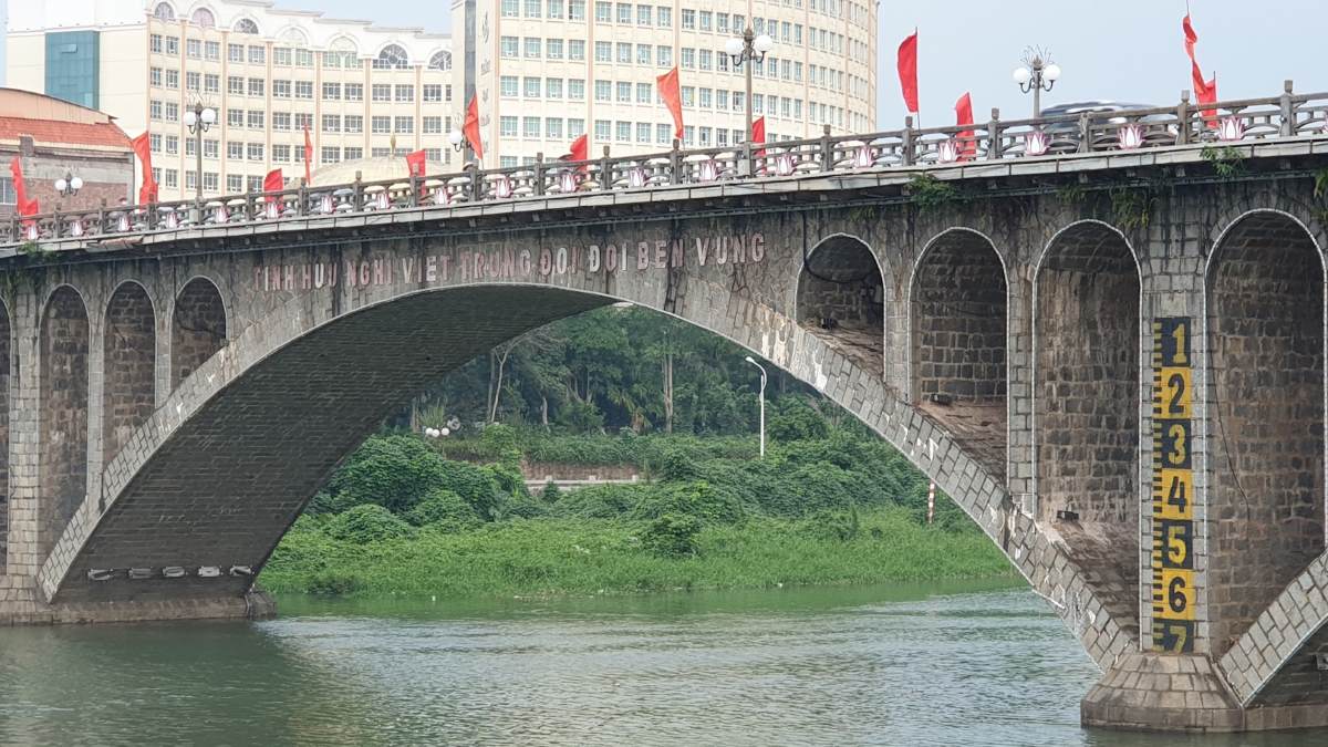 Tren than cau co dong chu “Tinh huu nghi Viet Trung doi doi ben vung” duoc viet bang tieng Viet va tieng Hoa, la thong diep khang dinh moi quan he ngoai giao than thiet vung ben giua hai nuoc Viet-Trung cung nhu giua hai dia phuong noi bien gioi Mong Cai-Dong Hung. Anh: Nguyen Hung