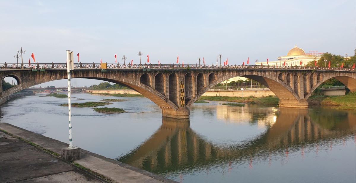 Cay cau voi loi kien truc doc dao, dang tua nhu con rong vat ngang dong song Ka Long tro thanh diem nhan cua thanh pho bien gioi Mong Cai. Anh: Nguyen Hung