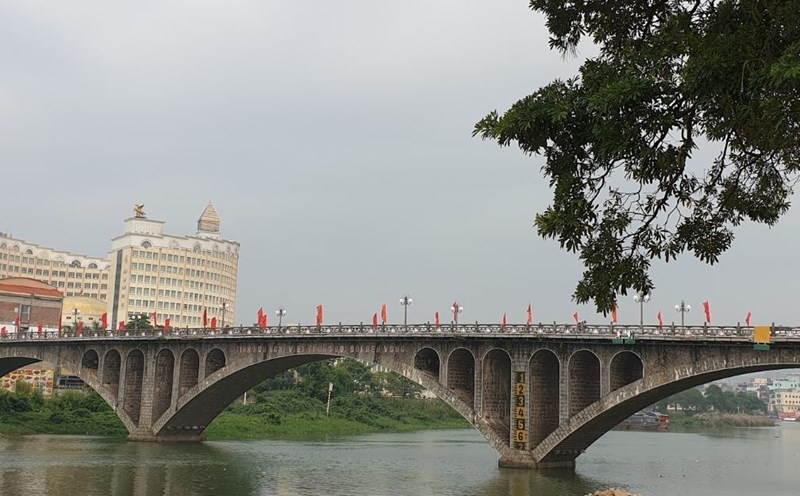 Ka Long Bridge across Ka Long River, Mong Cai City. Photo: Nguyen Hung