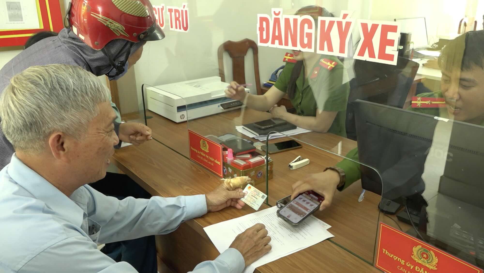 La policia municipal de Quang Binh apoya con entusiasmo a la gente en los procedimientos administrativos.