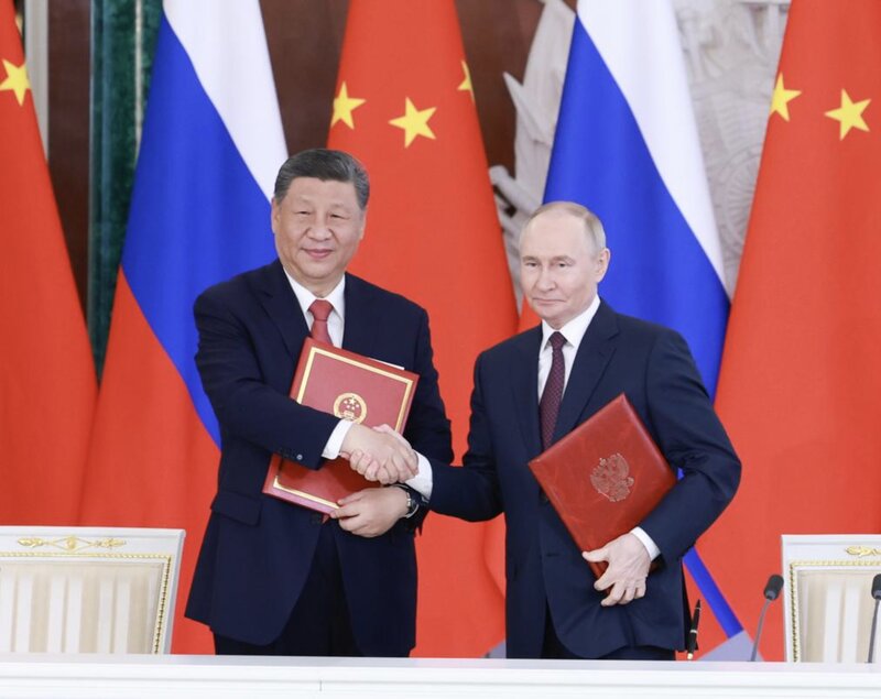 El presidente ruso Vladimir Putin y el secretario general chino Xi Jinping firmaron una declaracion conjunta sobre la profundizacion de la asociacion estrategica integral entre China y Rusia despues de una reunion en el Kremlin el 8 de mayo. Imagen de la agencia Xinhua