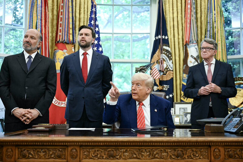 El presidente de los Estados Unidos, Donald Trump, hace un anuncio sobre el comercio en el Salon Oval de la Casa Blanca en Washington, D.C., el 8 de mayo de 2025. Imagen de AFP