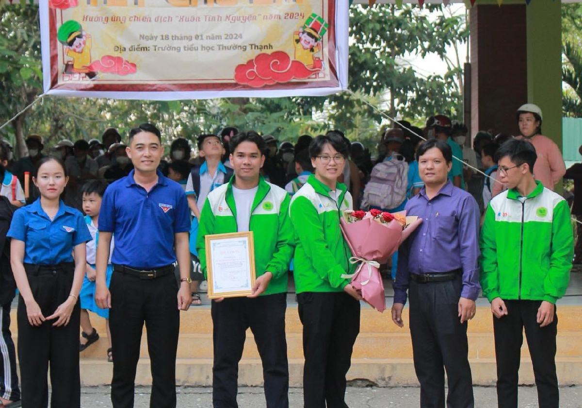 Le Tan Hieu (thu ba tu trai qua) to chuc chuong trinh thien nguyen cho hoc sinh o vung sau, vung xa. Anh: