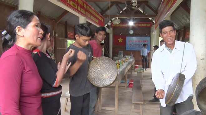 Người dân Krông Nô học nghề đánh cồng chiêng để bảo tồn văn hóa dân tộc