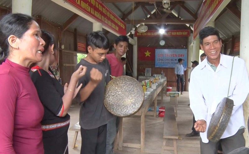 Artisans teach gongs to young people in Krong No district. Photo: Phan Tuan