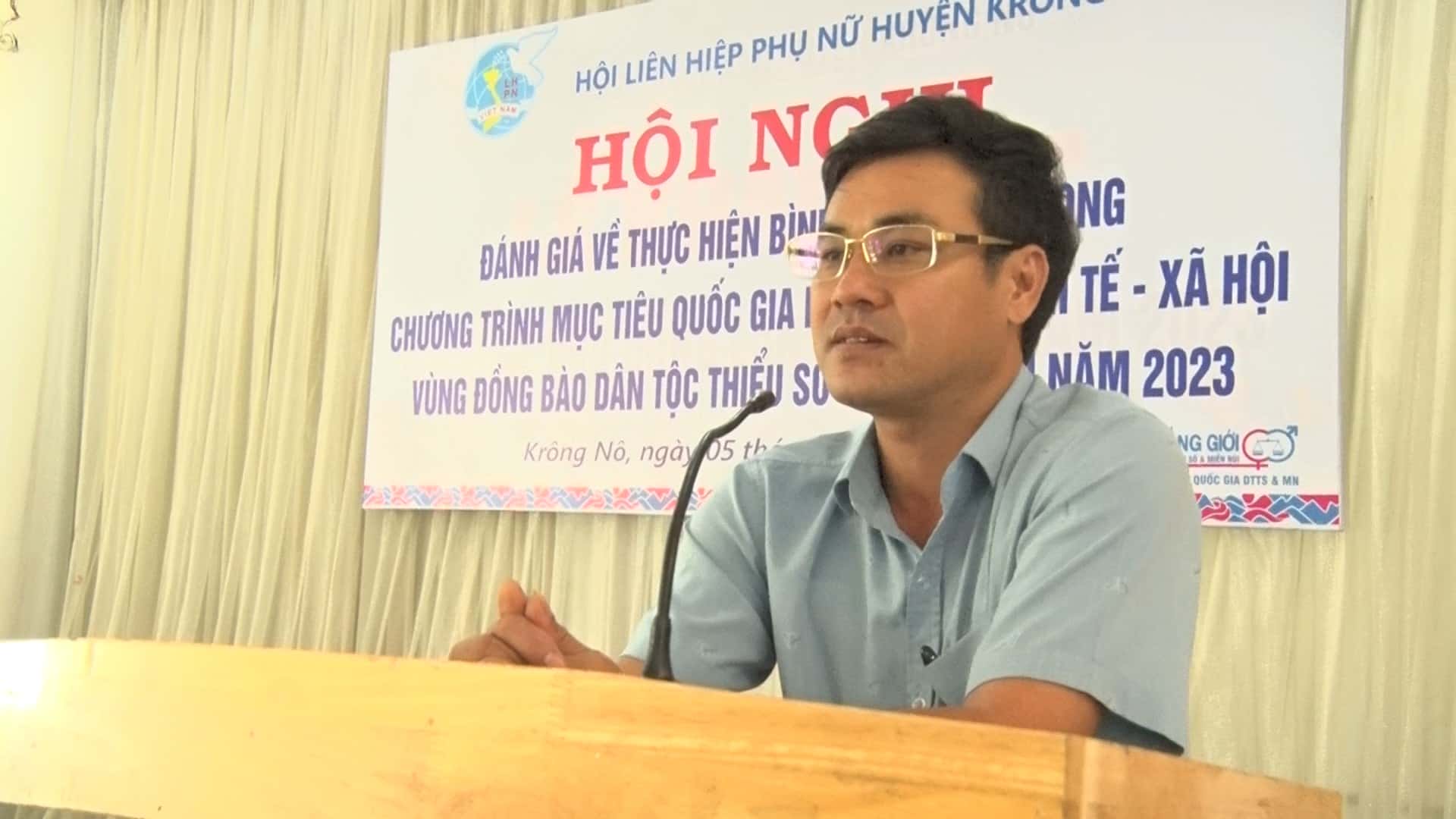 Pho Chu tich UBND Nguyen Xuan Danh danh gia cao tinh hieu qua cua cac lop truyen day cong chieng. Anh: Thanh Tuan