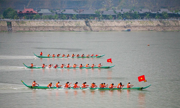 Le hoi Dua thuyen duoi en tai thi xa Muong Lay. Anh: Van Thanh Chuong