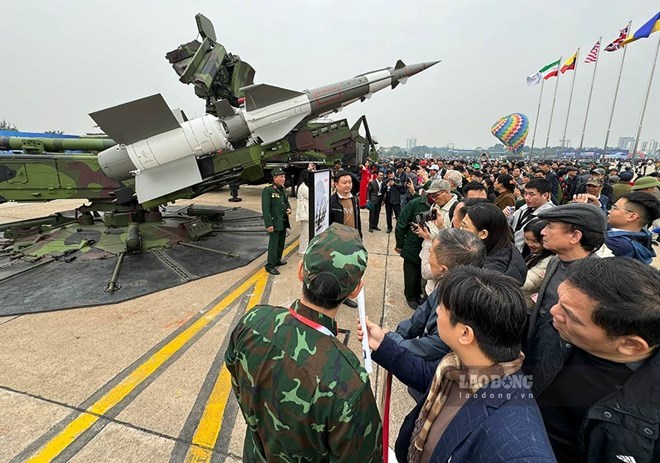 People visit the Vietnam International Defense Exhibition 2024. Photo: Ai Van