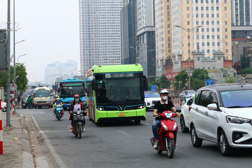 La gente esta recibiendo autos electricos. Imagen de la ciudad de Xuanzang