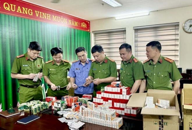 The authorities discovered a case of production and trading of counterfeit drugs, so during the peak month, Hanoi will conduct a search. Photo: VNA
