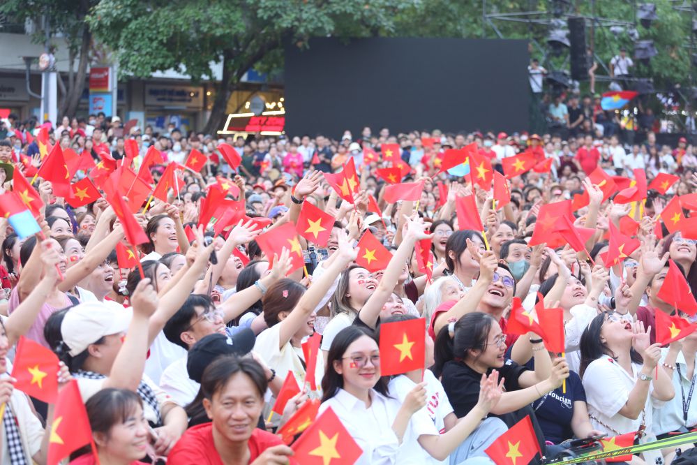 Nhieu nguoi tre danh su quan tam den ngay le lon cua dat nuoc. Anh: Chan Phuc