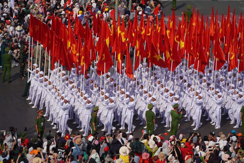 A large number of people, including the younger generation, followed the parade to celebrate the 50th anniversary of the Liberation of the South and National Reunification Day. Photo: Chan Phuc