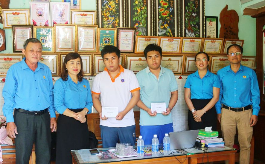 Leaders of the Quang Nam Provincial Trade Union visited, encouraged, and commended the studious spirit of Tri Hien and Tri Hau. Photo: Bich Hong