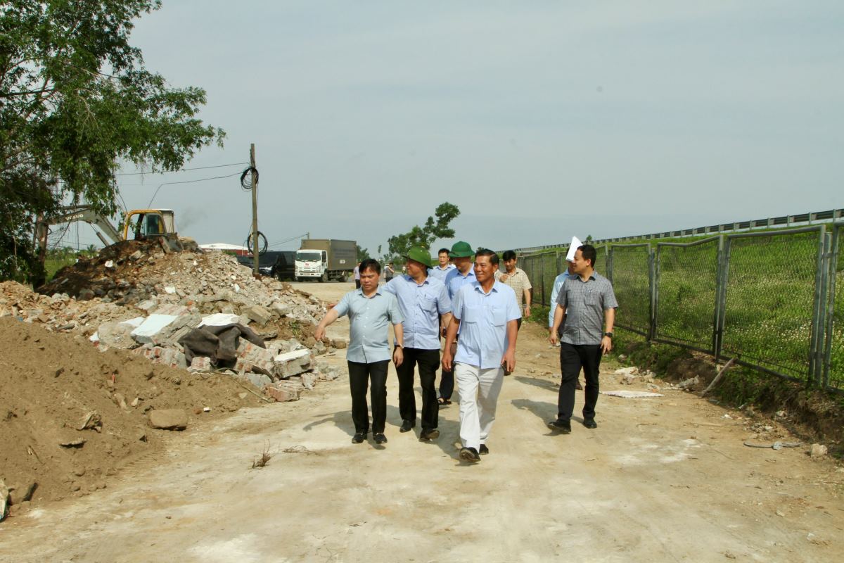Chairman of the City People's Committee inspected the site. Photo: Hai Phong Portal