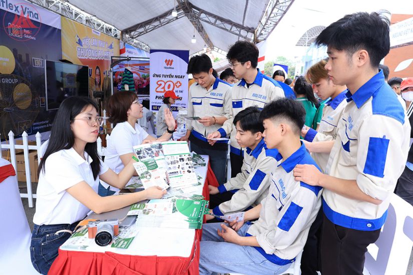 El Centro de Servicios de Empleo de la provincia de Vinh Phuc coordina con empresas de asesoramiento, presenta empleos para estudiantes y estudiantes. Imagen de Kim Ly