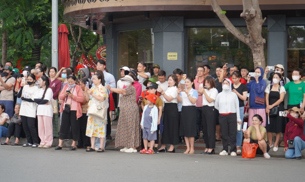 Nguoi dan thanh pho co vu doi hinh dieu hanh trong buoi hop luyen 3. Ảnh: Mai Dung