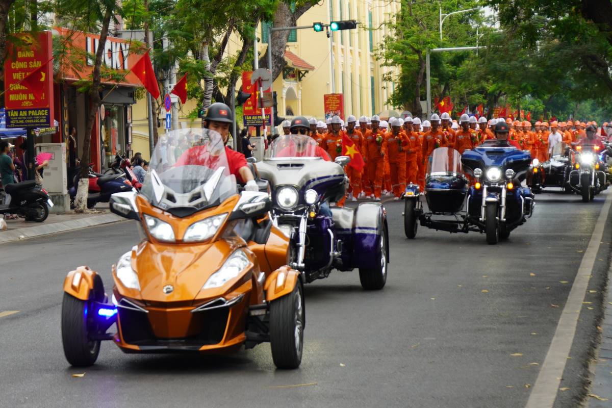 Buoi hop luyen sang 9.5 dien ra trong thoi tiet thuan loi. 