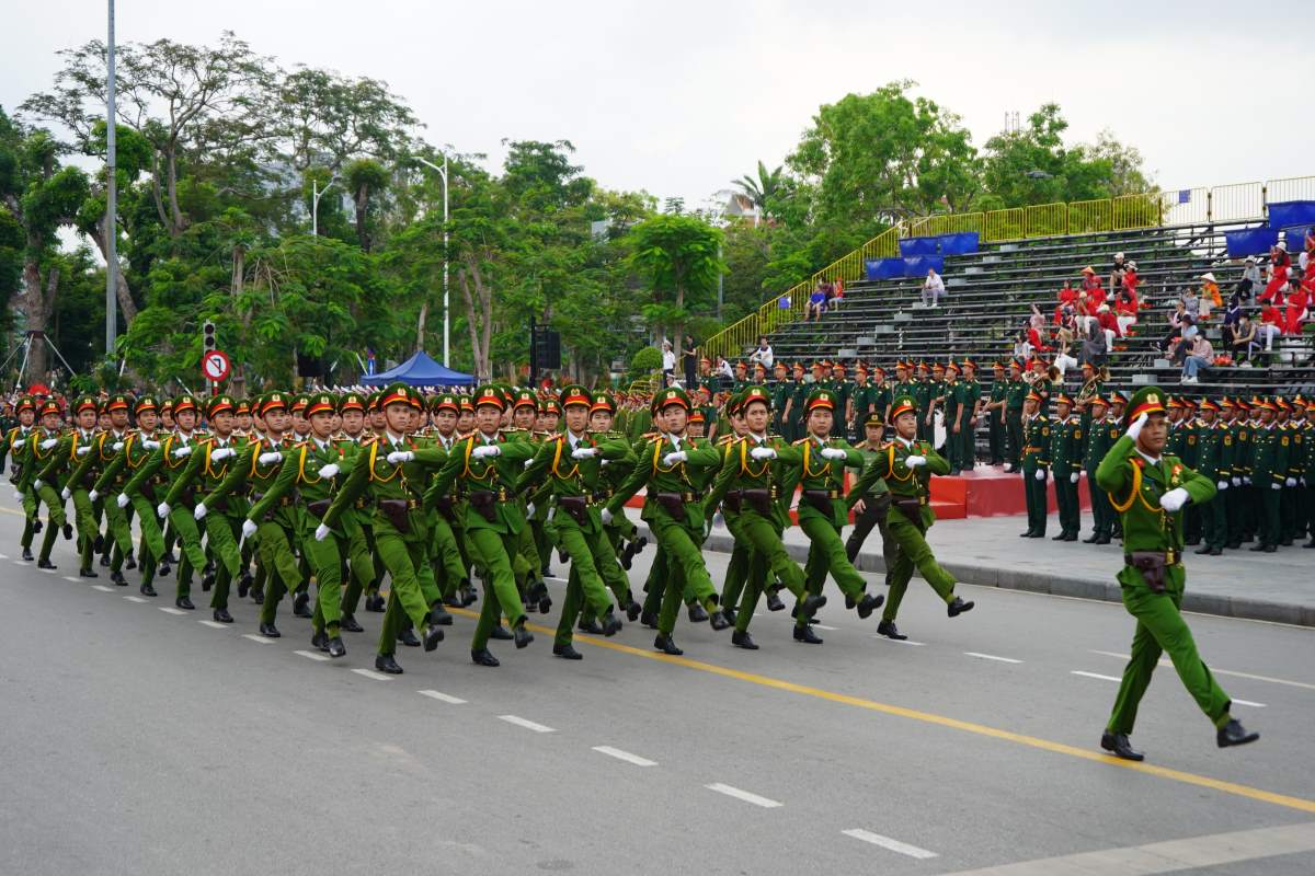 Dry and weak Hai Phong City Police participated in the street trial. Photo: Mai Dung