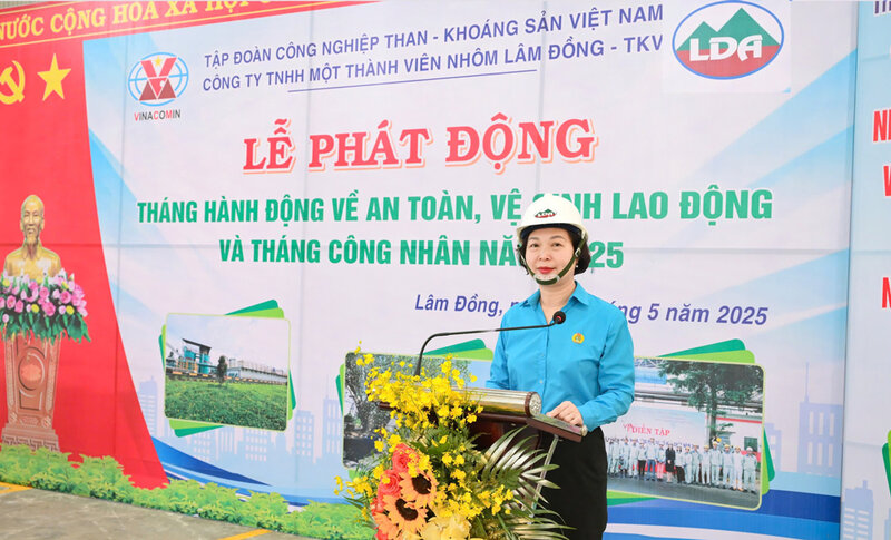 Ms. Pham Thi Thanh Hoa - Chairwoman of the Trade Union of Lam Dong aluminum Company launched an emulation movement during Workers' Month in 2025. Photo: Hong Tuoi