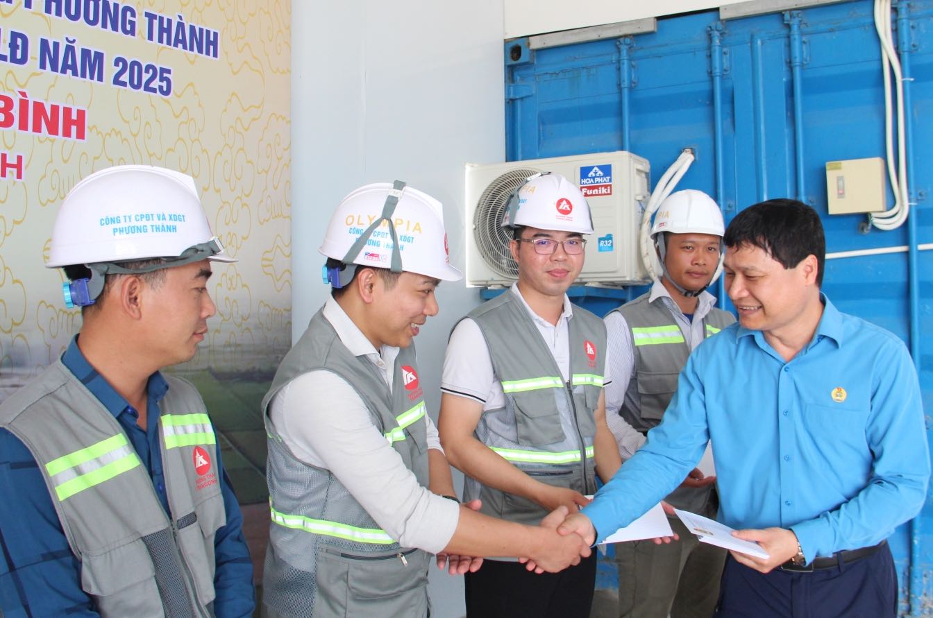 Ông Nguyễn Thanh Tùng, Phó Chủ tịch Thường trực Công đoàn Xây dựng Việt Nam tặng quà người lao động. Ảnh: Văn Quyết