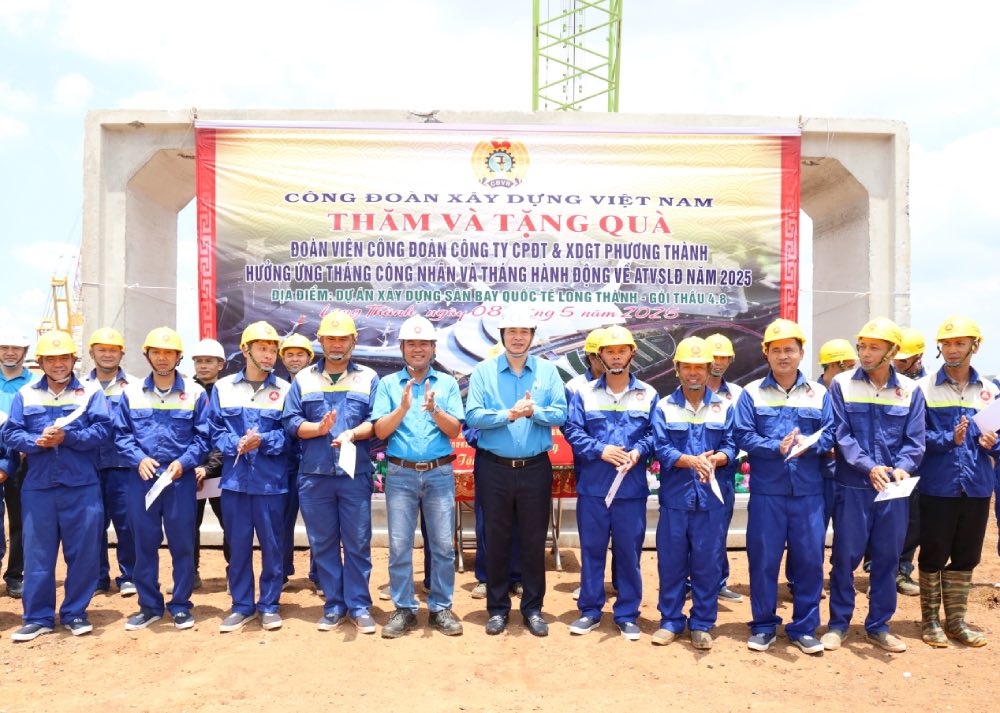 Mr. Pham Hoai Phuong - Chairman of the Vietnam Construction Trade Union presented gifts to the collective and union members and workers of Phuong Thanh Transport Investment and Construction Joint Stock Company. Photo: Van Quyet