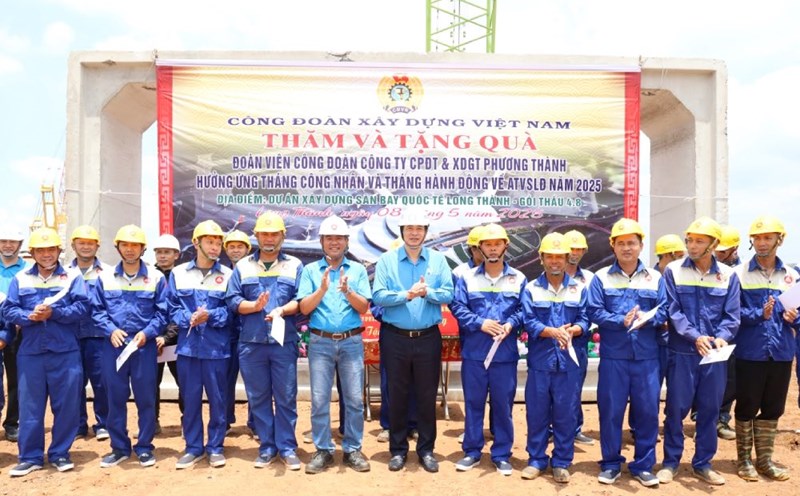 Mr. Pham Hoai Phuong - Chairman of the Vietnam Construction Trade Union presented gifts to the collective and union members and workers of Phuong Thanh Transport Investment and Construction Joint Stock Company. Photo: Van Quyet