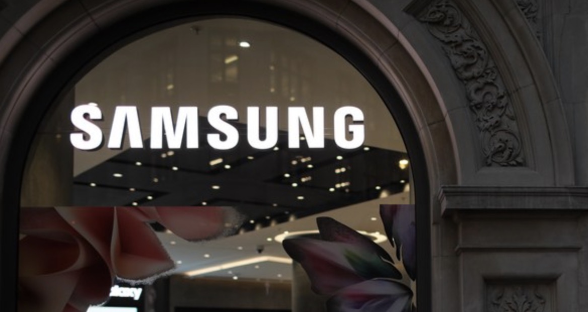 Samsung reveals the type of glass that makes the Galaxy S25 Edge slightly thin. Photo: Xinhua