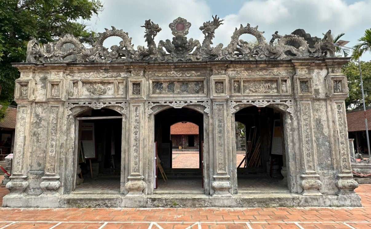 Vong Lau - toa nha ba gian duoc cho la noi o cu cua Duc Thanh Nguyen. Cong trinh mang loi kien truc mo, khong co cua, mat truoc dap hinh “luong long chau nguyet“, mat sau cham “phuong ham thu“, the hien nghe thuat dieu khac truyen thong dac sac. Anh: Nguyen Truong