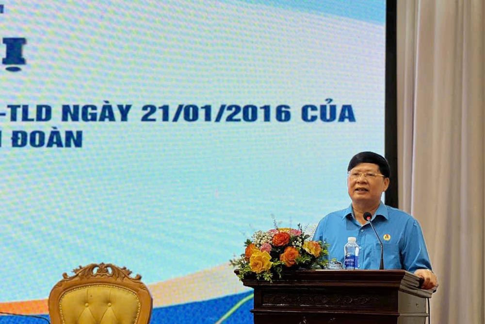 El Sr. Phan Van Anh - Vicepresidente de VGCL, presidio la conferencia sobre la redaccion de un informe resumido de resolucion 07B/NQ -TLd en el trabajo financiero sindical en la nueva situacion. Foto: Minh Huong