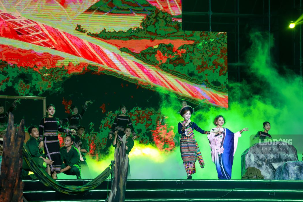 People's Artist Thanh Hoa and Hoa Minzy sang a duet "Rung xanh vang ta Lu". Photo: Hai Nguyen