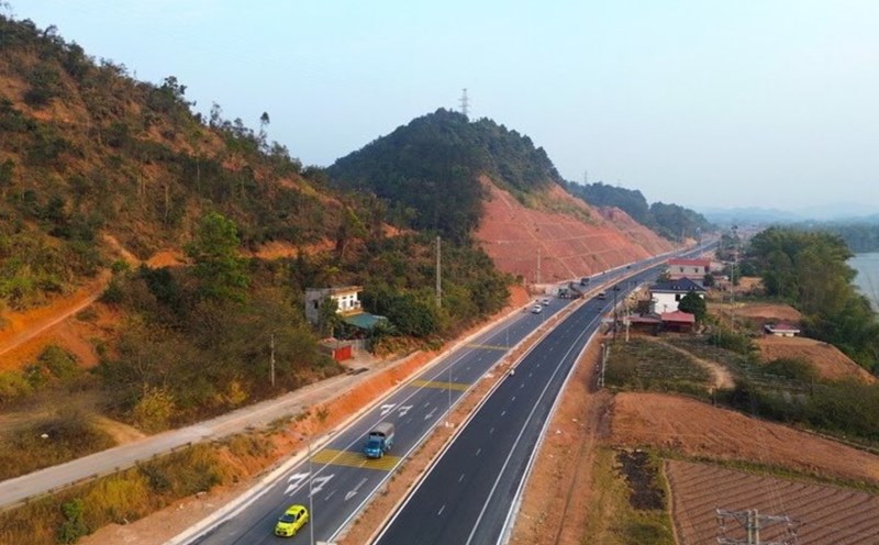 Finding a way to clear the land for the Cho Moi - Bac Kan expressway project. Photo: Dang Vu.