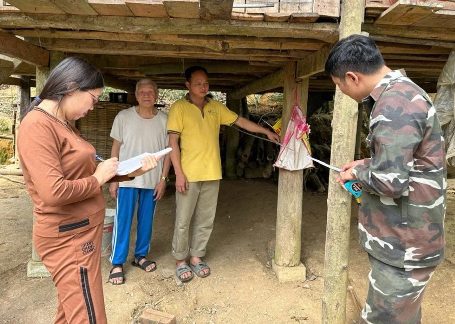 Nguoi dan va chinh quyen thuc hien kiem ke tai san. Anh: Cong Luan.