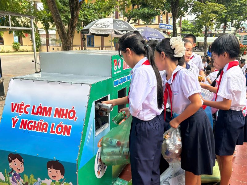 Los niños de la Escuela Primaria No. 1 de Hoa Tien (TP Da Nang) tiran la basura recogida en el vagon de clasificacion. Imagen de la pagina web de la organizacion