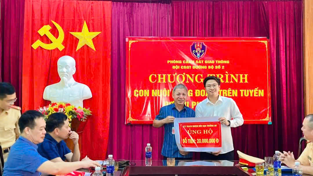 The enterprise presented gifts to support stepchildren of Nghe An Traffic Police in the "Union adoption" program. Photo: Ngoc Anh