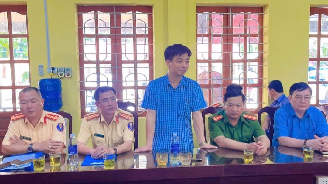 Cac dai bieu tham du chuong trinh “Con nuoi Cong doan“. Anh: Ngoc Anh