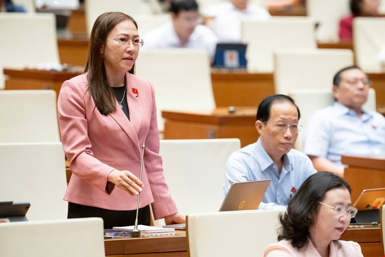 National Assembly delegate Nguyen Thi Yen Nhi commented on the application of special consumption tax on sugary soft drinks. Photo: Quochoi.vn