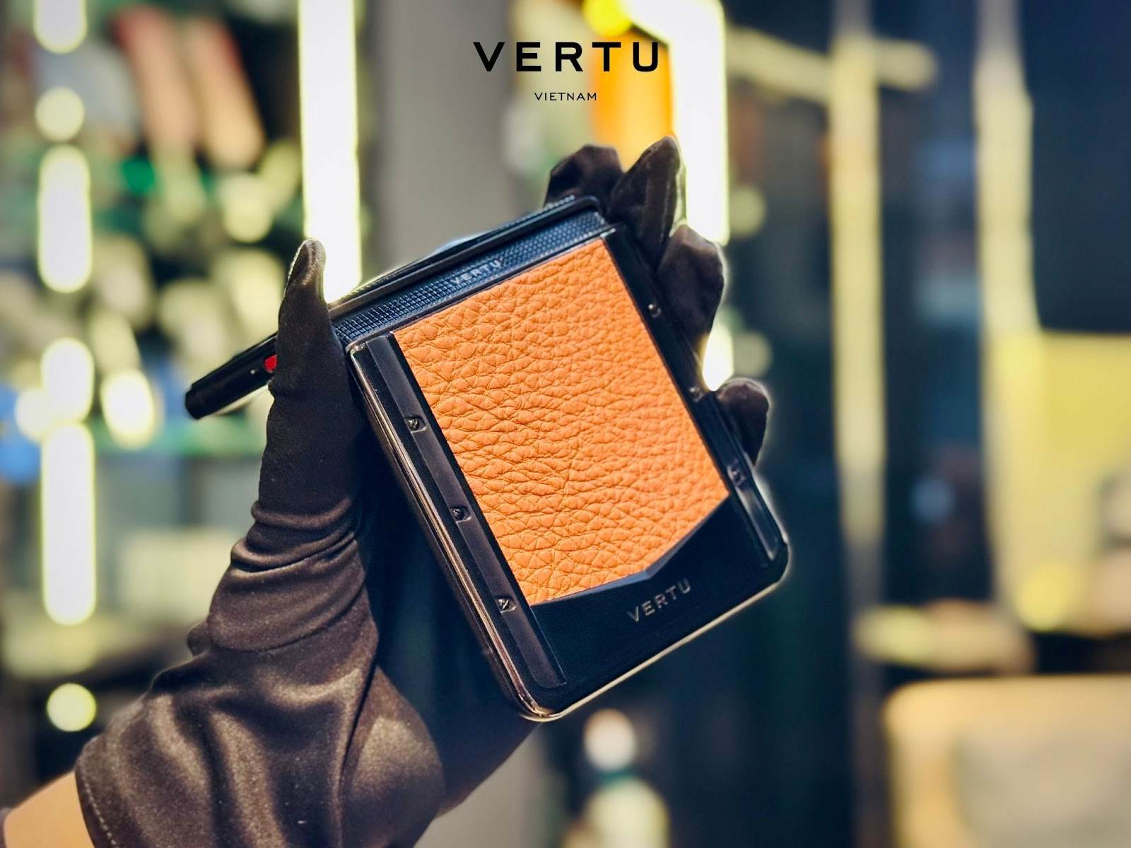 quantum Flip foldable smartphone has officially appeared in Vietnam. Photo: Loan Tran