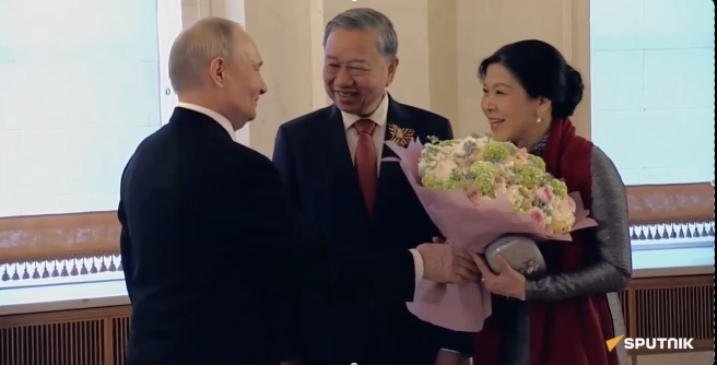 President Vladimir Putin presented flowers to welcome General Secretary To Lam and his wife Ngo Phuong Ly. Photo cut from Sputnik video